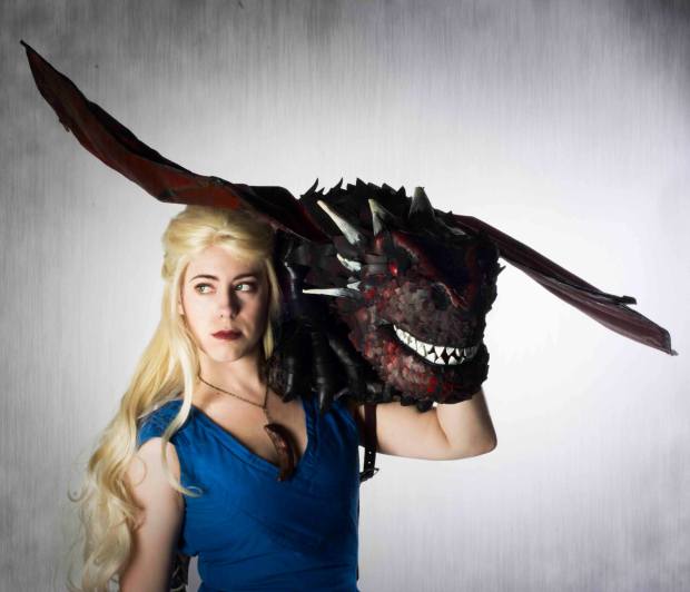 Daenerys with Drogon Cosplay (1)
