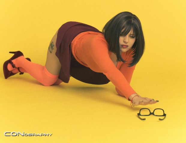Velma-Scooby_Doo-Cosplayer:_Lena_Leather-Photographer:_CONography