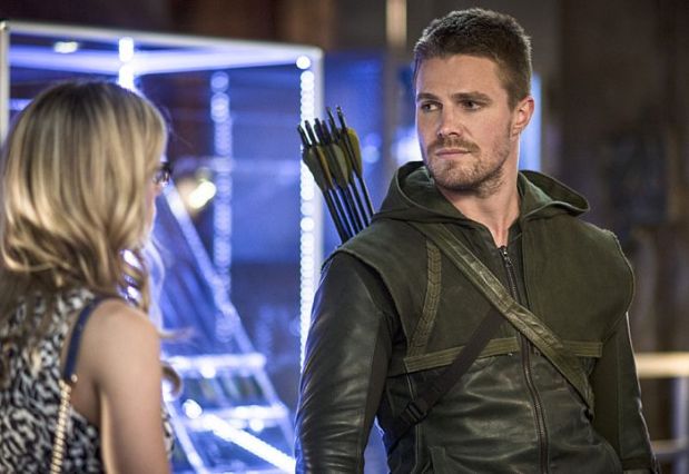 Arrow -- "The Magician" Pictured (L-R): Katie Cassidy as Laurel Lance and Stephen Amell as Oliver Queen -- Photo: Ed Araquel/The CW -- ÃÂ© 2014 The CW Network, LLC. All Rights Reserved.