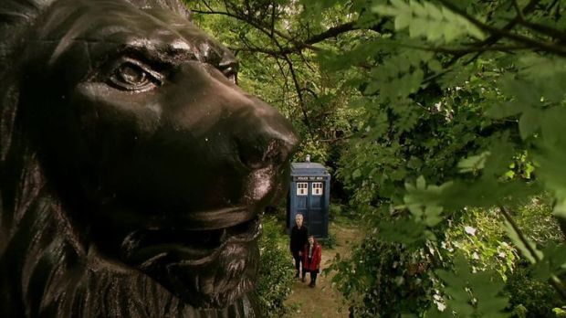 Maebh shows the Doctor that despite appearances, they are in Trafalgar Square.