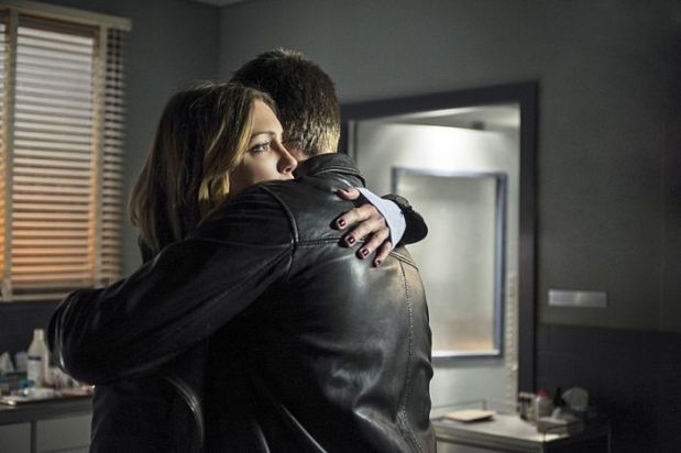 Arrow -- "Guilty" Pictured (L-R): Katie Cassidy as Laurel Lance and Stephen Amell as Oliver Queen -- Photo: Ed Araquel/The CW -- é 2014 The CW Network, LLC. All Rights Reserved.