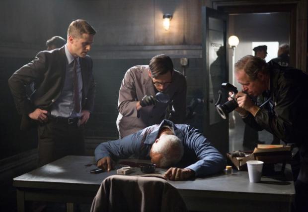 GOTHAM: Detective James Gordon (Ben McKenzie, L) and Edward Nygma (Cory Michael Smith, C) investigate a crime scene in the "Welcome Back, Jim Gordon" episode of GOTHAM airing Monday, Jan. 26 (8:00-9:00 PM ET/PT) on FOX. ©2015 Fox Broadcasting Co. Cr: Jessica Miglio/FOX