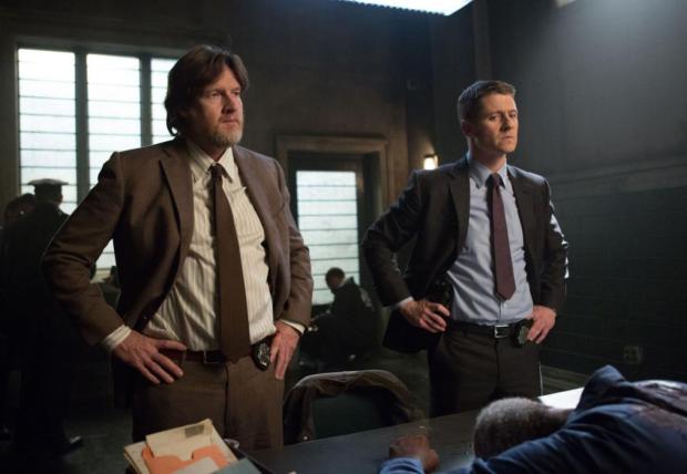 GOTHAM: Detectives James Gordon (Ben McKenzie, R) and Harvey Bullock (Donal Logue, L) investigate a crime scene in the "Welcome Back, Jim Gordon" episode of GOTHAM airing Monday, Jan. 26 (8:00-9:00 PM ET/PT) on FOX. ©2015 Fox Broadcasting Co. Cr: Jessica Miglio/FOX