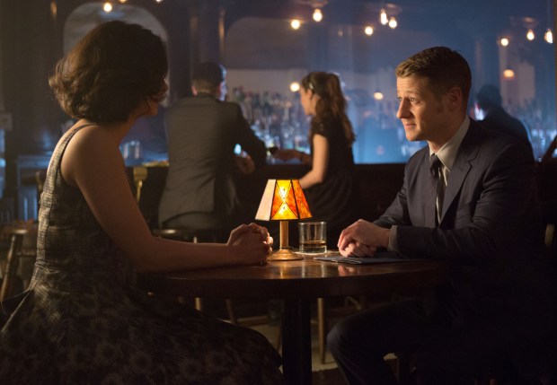 GOTHAM: Detective James Gordon (Ben McKenzie, R) and Dr. Leslie Thompkins (guest star Morena Baccarin, L) go on a date in the "The Fearsome Dr. Crane" episode of GOTHAM airing Monday, Feb. 2 (8:00-9:00 PM ET/PT) on FOX. ©2015 Fox Broadcasting Co. Cr: Jessica Miglio/FOX