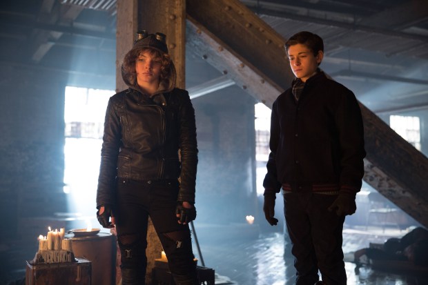 GOTHAM: Selina (Camren Bicondova, L)  and Bruce (David Mazouz, R) in the “Beasts of Prey” episode of GOTHAM airing Monday, April 13 (8:00-9:00 PM ET/PT) on FOX. ©2015 Fox Broadcasting Co. Cr: Jessica Miglio/FOX
