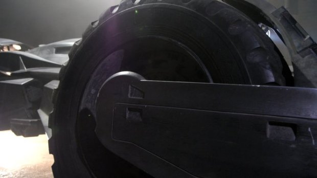 Batman v Superman_Batmobile2