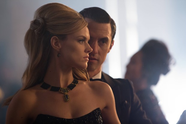 GOTHAM:  Barbara (Erin Richards, L) meets Jason Lennon (guest Star Milo Ventimiglia, R) at a charity ball in in the ÒUnder the KnifeÓ episode of GOTHAM airing Monday, April 20 (8:00-9:00 PM ET/PT) on FOX. ©2015 Fox Broadcasting Co. Cr: Jessica Miglio/FOX
