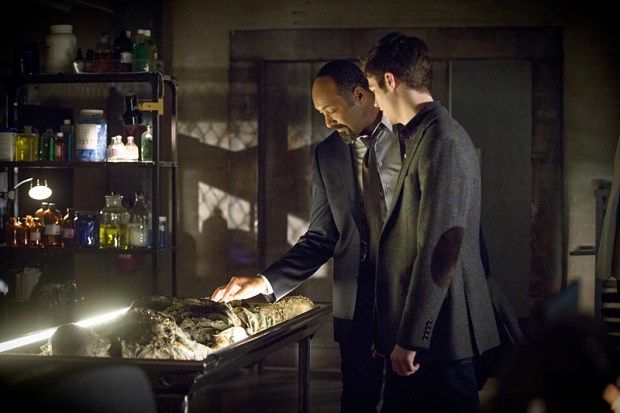 The Flash -- "Who is Harrison Wells?" -- Image FLA119A_0334b-- Pictured (L-R): Jesse L. Martin as Detective Joe West and Grant Gustin as Barry Allen -- Photo: Katie Yu /The CW -- ÃÂ© 2015 The CW Network, LLC. All rights reserved.