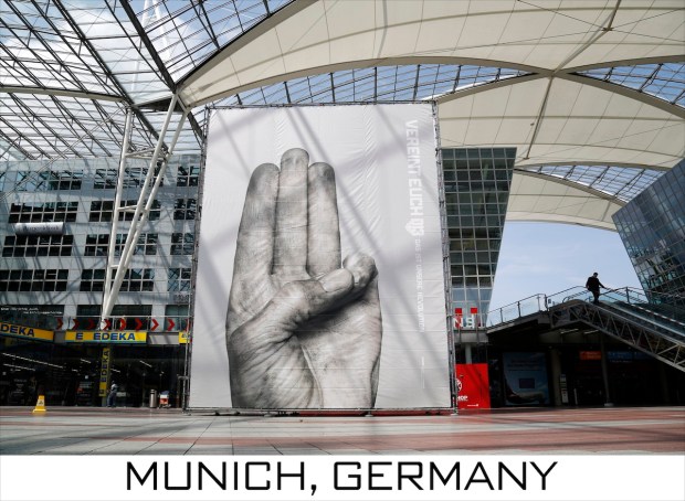 Vereint Euch billboard at Munich Airport Munich, Germany June 17, 2015 ©STUDIOCANAL/Kurt Krieger