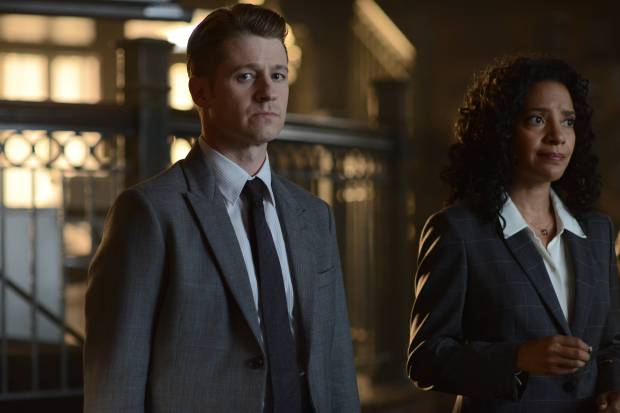 GOTHAM: (L-R) Gordon (Benjamin McKenzie) and Captain Essen (Zabryna Guevara)  in the Rise of the Villains: ÒKnock, KnockÓ episode of GOTHAM airing Monday, Sept. 28 (8:00-9:00 PM ET/PT) on FOX. ©2015 Fox Broadcasting Co. Cr: Nicole Rivelli/FOX.