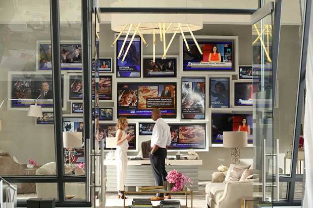 Supergirl_S01E02_Stronger Together_Still (8)