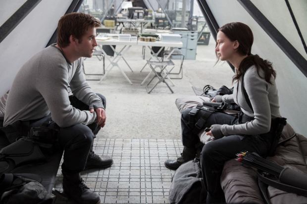 The Hunger Games_Mockingjay – Part 2_Katniss and Gale_Still