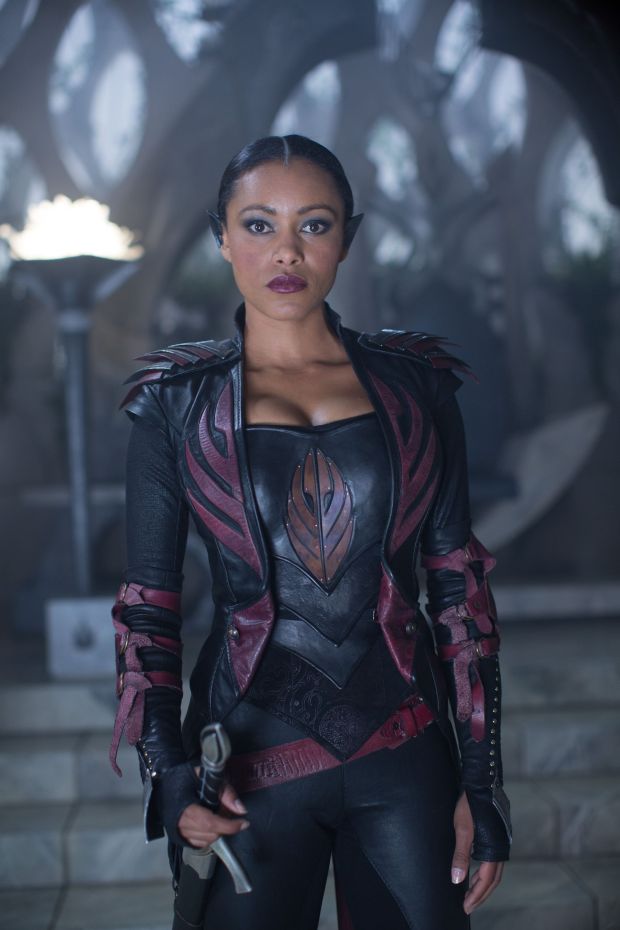 Commander Tilton (Emilia Burns)