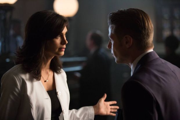 GOTHAM: L-R: Morena Baccarin and Ben McKenzie in the ÒRise of the Villains: TonightÕs the NightÓ episode of GOTHAM airing Monday, Nov. 9 (8:00-9:00 PM ET/PT) on FOX. ©2015 Fox Broadcasting Co. Cr: Nicole Rivelli/FOX.