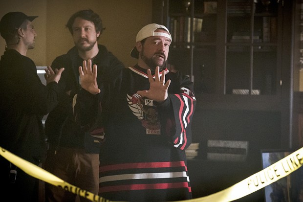 The Flash -- " The Runaway Dinosaur" -- Image: FLA221a_bts_0305b.jpg -- Pictured: Behind the scenes with Kevin Smith -- Photo: Katie Yu/The CW -- ÃÂ© 2016 The CW Network, LLC. All rights reserved.