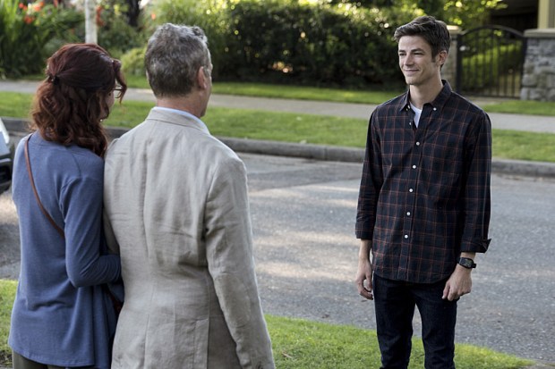 The Flash -- "Flashpoint" -- Image: FLA301a_0065b.jpg -- Pictured (L-R): Michelle Harrison as Nora Allen, John Wesley Shipp as Henry Allen and Grant Gustin as Barry Allen -- Photo: Katie Yu/The CW -- é 2016 The CW Network, LLC. All rights reserved.