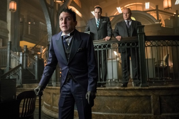 GOTHAM: L-R: Robin Lord Taylor , guest star Richard Kind and  Michael Chiklis in the “Mad City: Better to Reign in Hell…” season premiere episode of GOTHAM airing airing Monday, Sept. 19 (8:00-9:01 PM ET/PT) on FOX.  ©2015 Fox Broadcasting Co. Cr: Jeff Neumann/FOX.