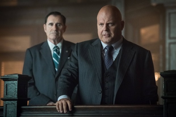 GOTHAM: L-R: Guest star Richard Kind and  Michael Chiklis in the “Mad City: Better to Reign in Hell…” season premiere episode of GOTHAM airing airing Monday, Sept. 19 (8:00-9:01 PM ET/PT) on FOX.  ©2015 Fox Broadcasting Co. Cr: Jeff Neumann/FOX.