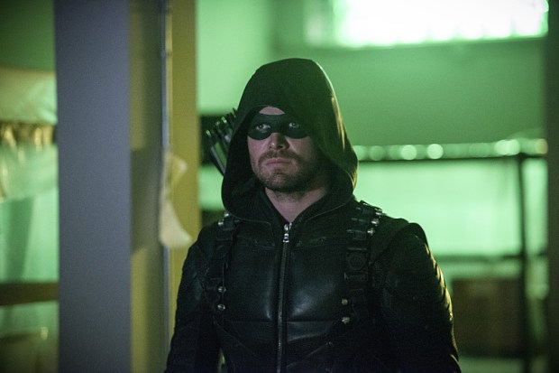 Arrow -- "A Matter Of Trust" -- Image AR503B_0158b.jpg --- Pictured: Stephen Amell as Green Arrow -- Photo: Diyah Pera/The CW -- é 2016 The CW Network, LLC. All Rights Reserved.